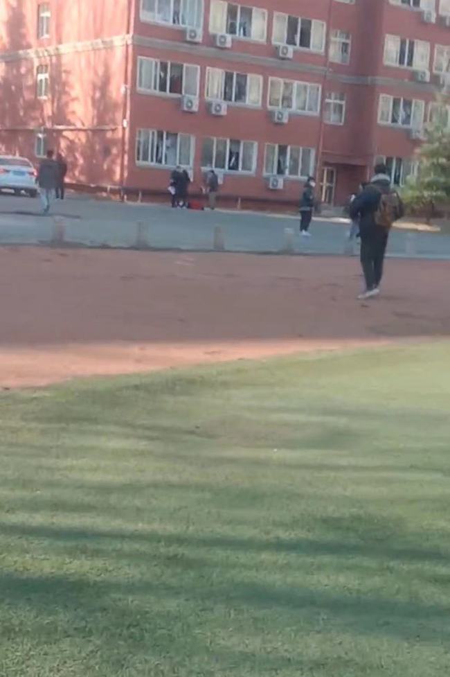 青岛教育局回应“滨海学院学生坠楼”:第一时间介入,警方正调查(图1) 青岛教育局回应“滨海学院学生坠楼”:第一时间介入,警方正调查(图1)